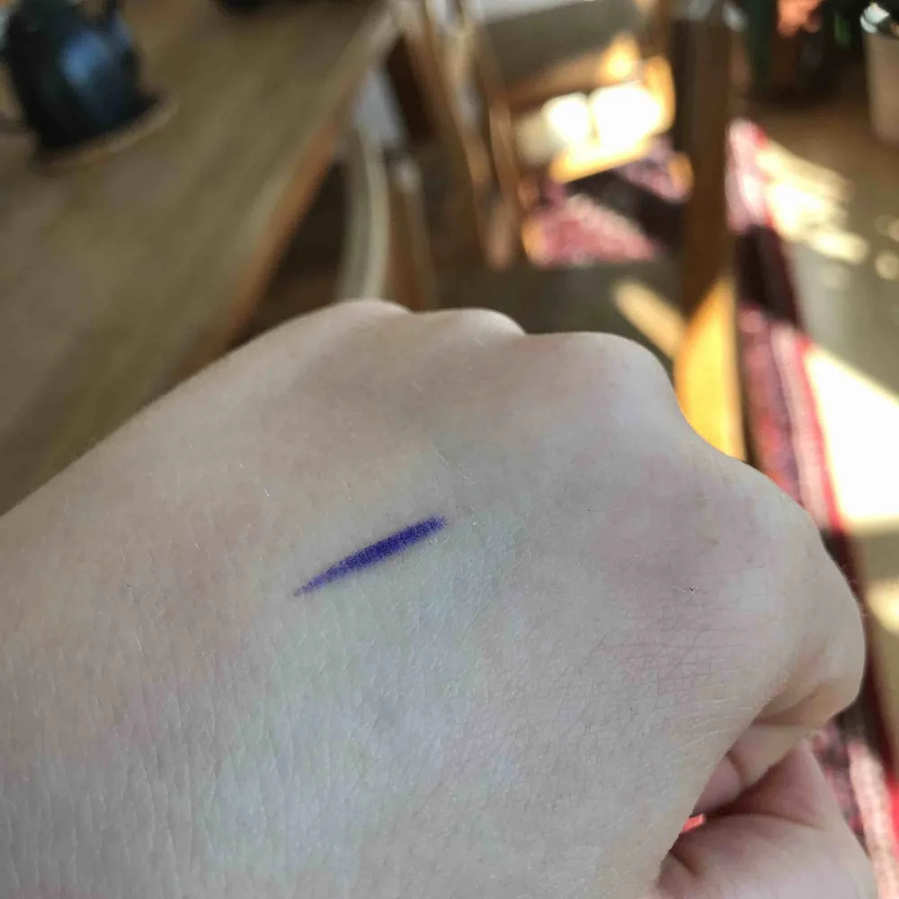 Le Crayon khôl av Lancôme(eyelinerpenna), nypris 220kr. Cool lila färg, ej använd. Skönhet.