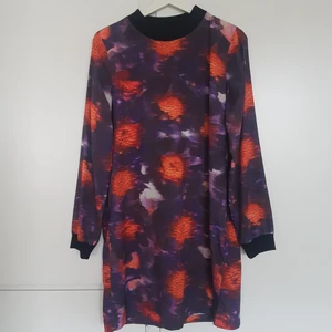 Klänning, Monki, str M - Skön klänning i schysst mönster. Välanvänd men i väldigt bra skick. Finns i stockholm, köpare betalar frakt om det behövs.