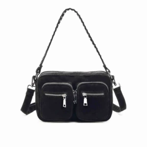  - En noella väska i fint skick, mått: höjd 15 cm, längd 25 cm, djup 7 cm🥰✨ (Köparen står för frakt) 