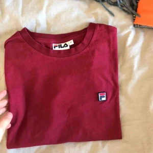  - Fila tshirt, bra skick! Frakt tillkommer, betalning sker via swish💕 bara att skicka ett meddelande vid frågor/om du vill ha fler bilder mm🥳 går alltid att pruta 