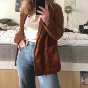  - Ursnygg manchester-kavaj från pull&bear. Nyskick! Strl XS, minns inte nypriset då den är några år gammal. Knappt använd! Köpare står för frakt på 63kr.