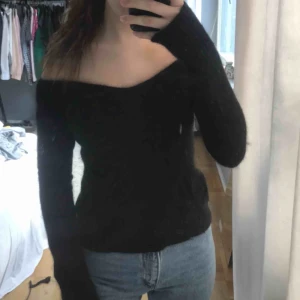  - fluffig svart offshoulder-tröja från Twist&Tango! storlek XS. 150 kr inklusive frakt🌸🌸