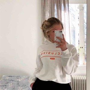 Hoodie - Hoodie från Gina Tricot, nypris 250kr. Sparsamt använd, så i fint skick! Kan skickas, köparen står för frakten😊