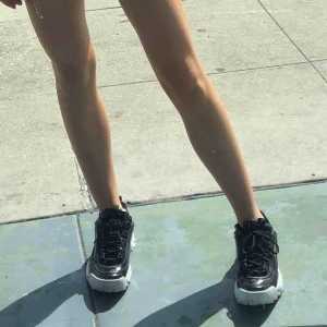  - FILA DISRUPTOR !!!  Svarta blanka. Se bilder :) skitsnygga, tvättas självklart och fixas innan säljning! Nypris 1200kr ☄️