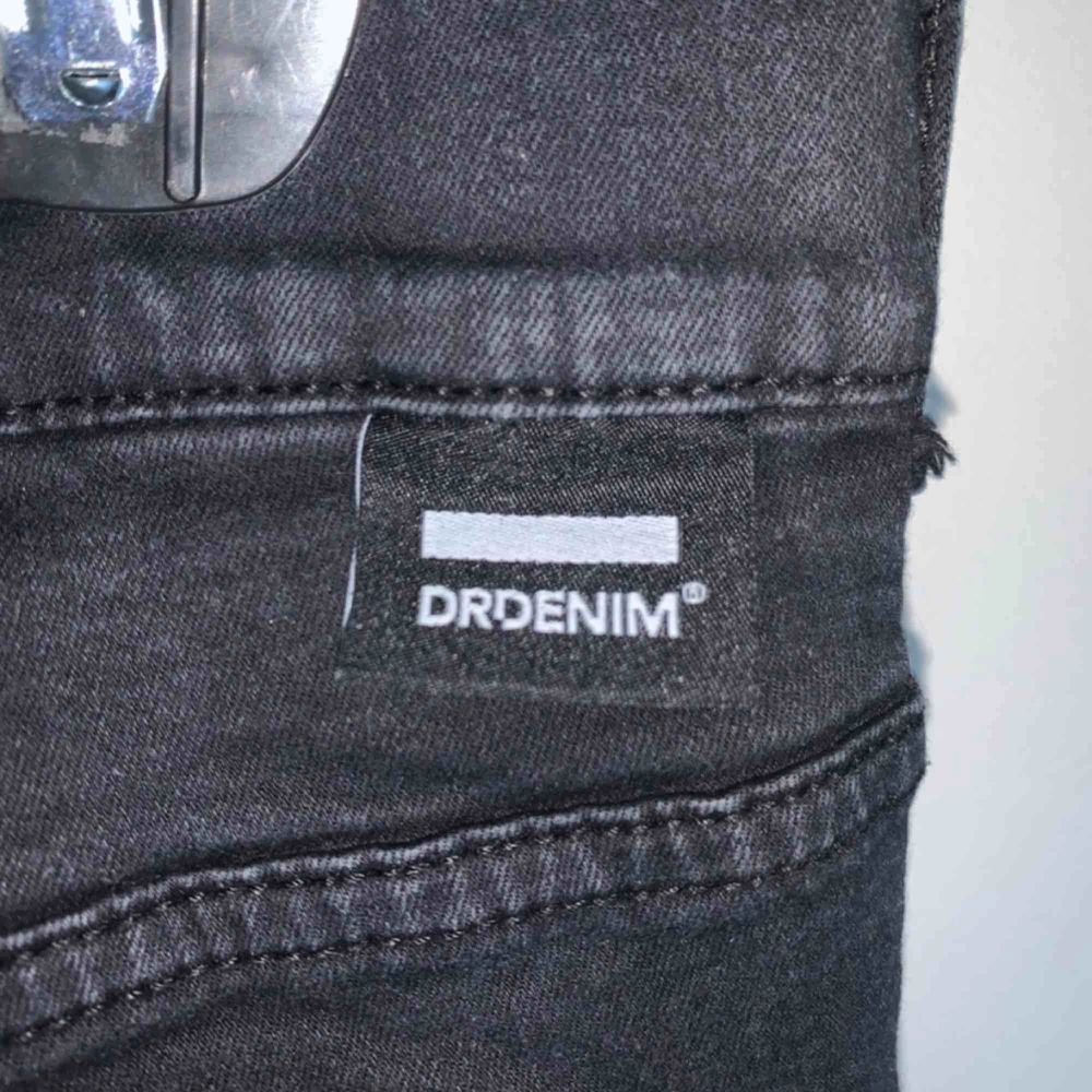 Säljer ett par svarta bootcut jeans från Dr Demin. De har tvättats ksk 2-3 gånger men har tyvärr blekts lite, ser dock väldigt fint ut då de ser stentvättade ut. Köpte dem för 600kr och säljer pågrund av att de är lite för korta.. Jeans & Byxor.