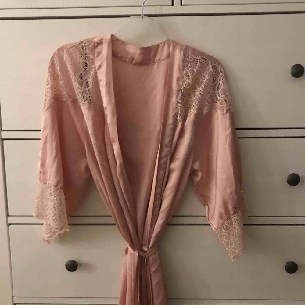 Kimono från hm rosa köpt för 250kr säljer för jag behöver pengar🥰. Kostymer.