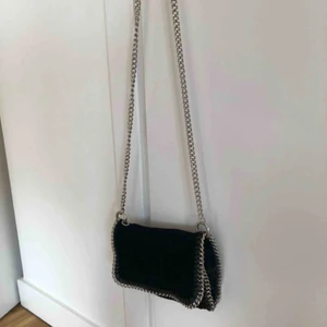  - Super snygg Stella McCartney liknande väska i sammet!! Använd ett par gånger