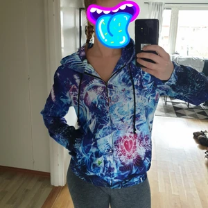 Huvtröja med mönster - En snygg huvtröja med dragkedja. Coolt print och väldigt detaljerad. Frakt tillkommer