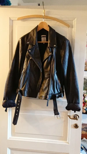 Jacka i fuskläder - I jackan står storleken L men jag som är kring 163 cm lång och oftast har S/XS kan utan problem ha den med eller utan en kofta under. Skriv till mig om du önskar fler foton! Betalning via swish. Köparen står för frakt om vi inte kan mötas upp i Stockholm.