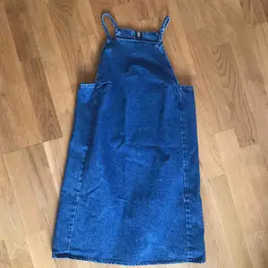 Jeansklänning ifrån Topshop med fickor i mörkblå tvätt! Dragkedja i ryggen! Frakt tillkommer!