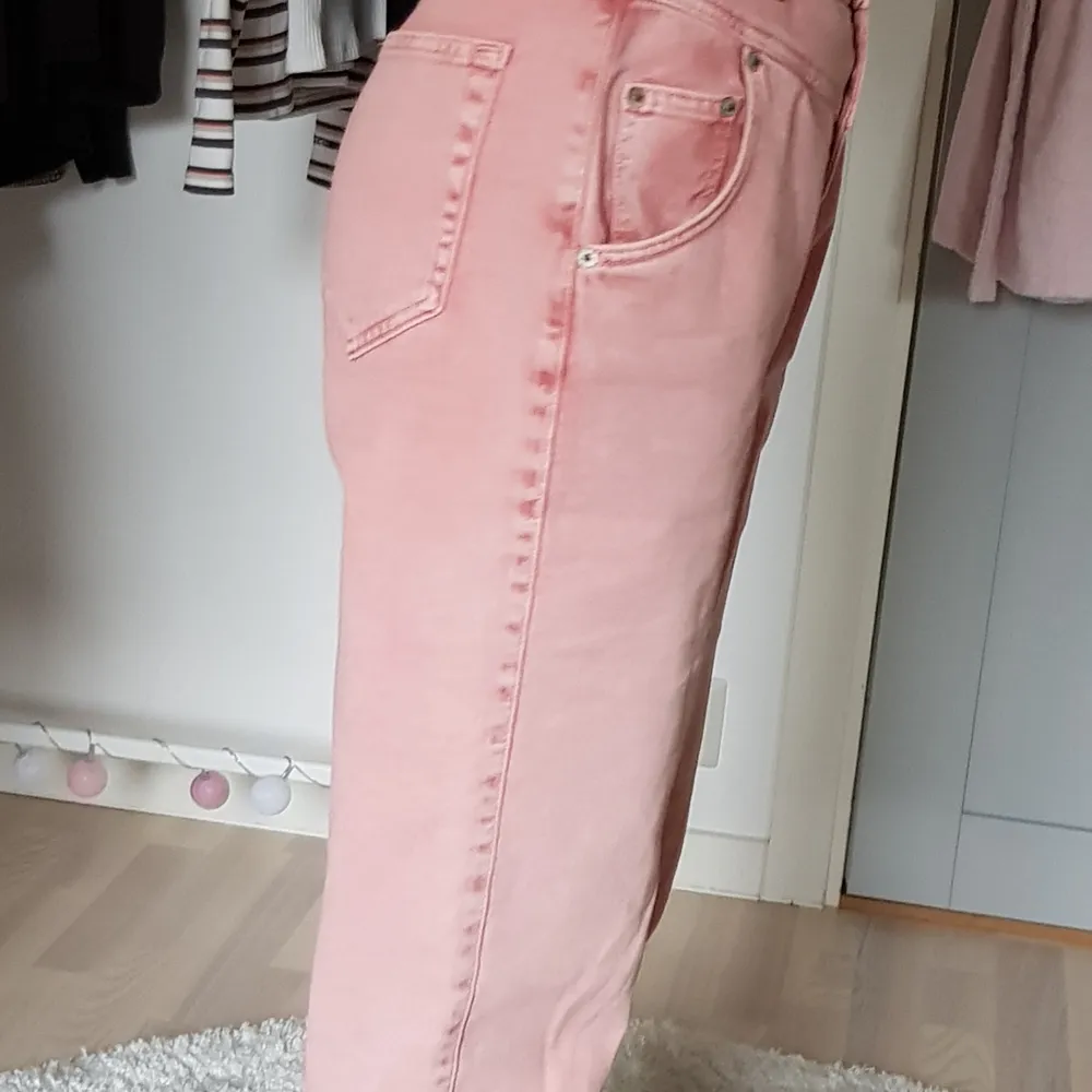 Ett par rosa mom jeans från pull&bear, köpta för ett år sedan men använt 2 ggr. Mycket bra skick. Jag står för frakten. . Jeans & Byxor.