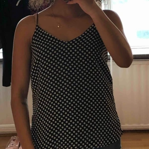  - Tunt linne med korsade band i ryggen