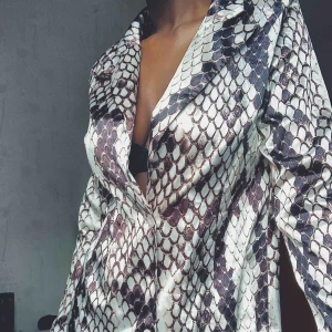  - Edgy snake mönstrad skjortklänning. Väldigt bekväm dessutom, använt endast en gång! 🤩 (60kr frakt) 📦 