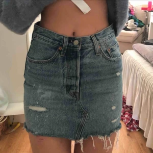  - Jättefin jeanskjol från Levis! Använd ett par fåtal gånger och säljer då den har blivit lite för tajt runt midjan. Frakt ingår i priset🥰