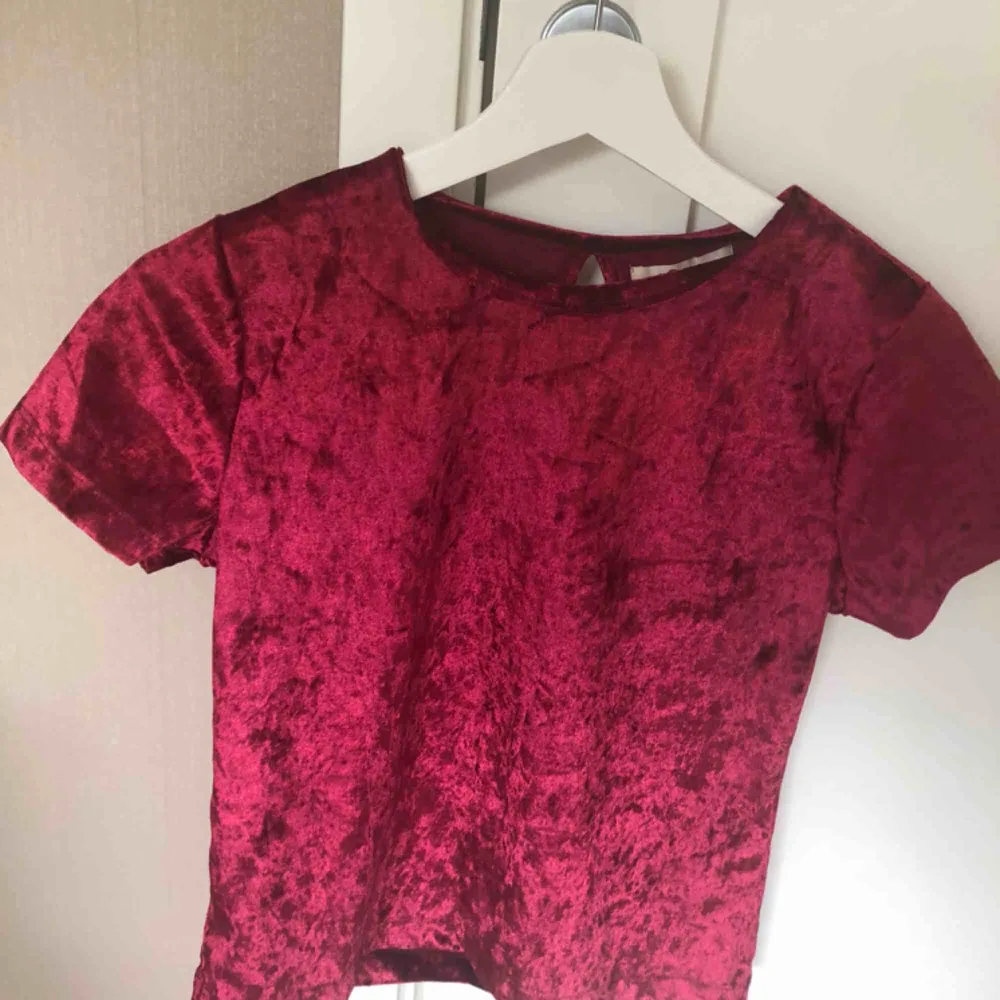 Två plagg i materialet sammet från Hollister säljs. Den svarta tröjan är i storlek XS och den röda i storlek S. Kan mötas upp i Uppsala eller att tröjan/ tröjorna fraktas.. T-shirts.