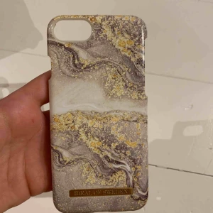  - Ett iPhoneskal från idealofsweden som endast är använt EN gång! Det är i mycket bra skick:) frakt på 30 kr tillkommer💕💕