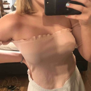  - Säljer denna så fina ljusrosa topp från Nelly, Perfekt till sommaren✨💖 Man kan ha den som den är eller knyta upp den, toppen ser lite åt det beiga hållet ut på bilderna men den är lite mer baby rosa i verkligheten🥰