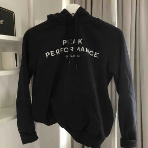 Peak performance hoodie - Säljer denna peakhoodie då den är snäppet liten och inte riktigt min stil. Använd i ca 1/2 år men är inte skadad för de! Säljs billigare vid snabb affär. Skriv för mera foton 👌🏻