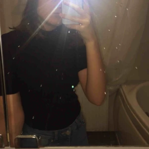  - fin svart halvt långärmad tröja. Är aldrig använd då den ej är i min stil riktigt