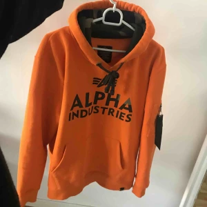  - Hoodie från alpha industries