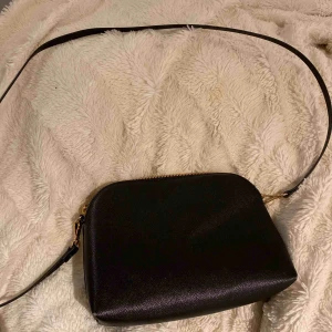  - Basic, snygg väska från hm. Knappt använd.