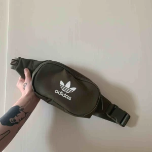  - Olivgrön (Äkta) Adidas fanny-pack i nyskick med justerbara remmar. Bara provad hemma! Möts upp i Stockholm, annars står köparen för frakt :) 