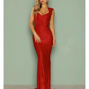  - Helt oanvänd klänning med prislappen kvar. Jättefin klänning till bal, fest eller bröllop. 