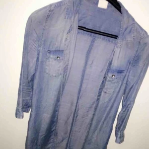  - En skön jacka som ser ut som jenns  den är tun så man kan ha en linne eller en t-shorts under. Köparen står för frakt.