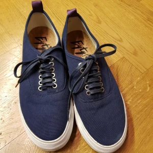 Eytys Canvas strl 43 - Snygga Eytys Canvas i mörkblå färg med lila tag! Grymt skick, enda tecken på användning är att sulan är lite smutsig undertill. Utöver det riktigt kap! Condition 8/10. Kan skicka eller mötas upp.