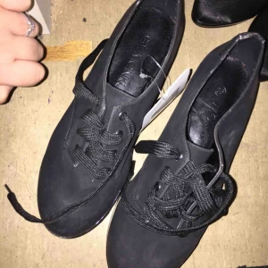  - Jätte fina svarta skor i storlek 36 fick dom men tyvärr passade ej mig. De är nya och ej användande, köparen står för frakt.