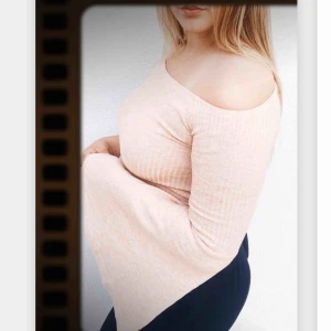  -  Super fin topp!  • storlek Small- passar även M.  Inhandlad 2016, använd vid två tillfällen.   • Var inte rädda för att buda. 🧡