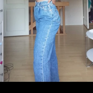 Levis jeans - Levis jeans i en vid modell. Väldigt snygga men är tyvärr för små för mig! Är i storlek 26. Jag är 170 cm och de går till lite över anklarna! Vid snabb affär går pris att diskuteras😊