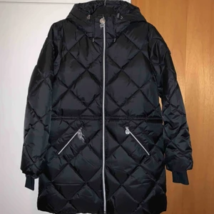  - Helt NY! RÖHNISCH JACKA STRL L KVINNA Färg: SVART Ny pris: 1999 kr 