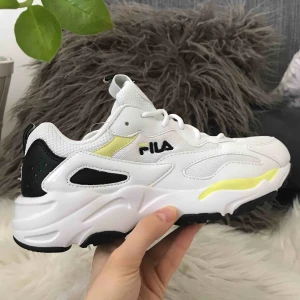  - SÅ himla fina FILA skor, HELT oanvänDA ! Fel storlek tyvärr, de passar lika gärna en relaxed 38a som en ok 39a 💖😍 tror de är slut online💞💕💖 köpta för  1 150 kr , BUDA🐼