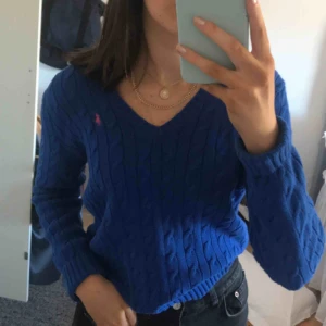  - Så snygg stickad tröja från Ralph Lauren! Storlek L men passar även S/M beroende på hur man vill den ska sitta!