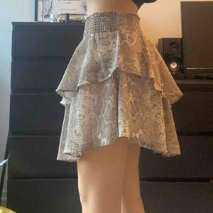 Fin kjol från Gina Tricot. Jättestretchig i midjan så passar storlek 38 också. Aldrig använd