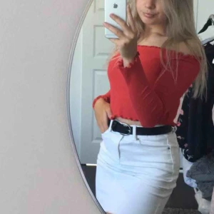 Fin topp från hm - Säljer en söt röd topp från HM 🥰 Säljaren står för frakt 