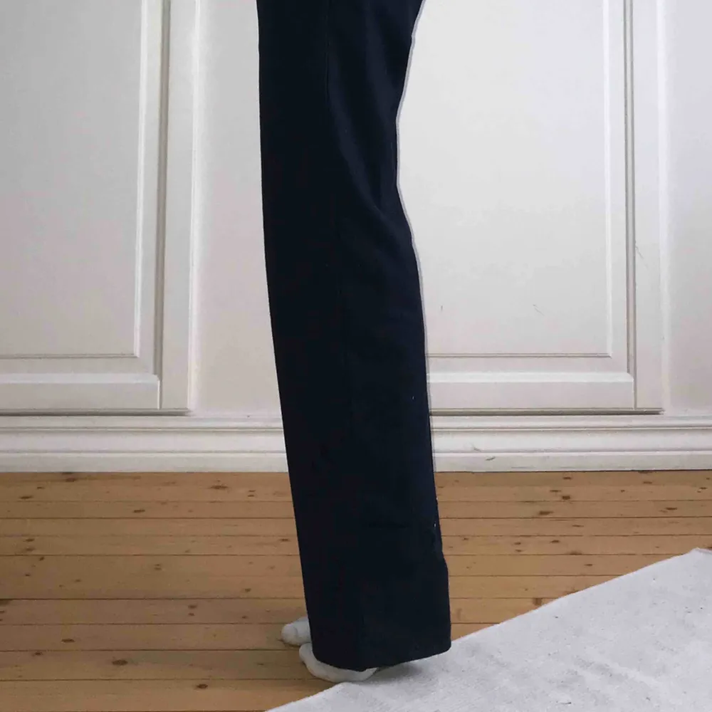 Raka mörkblåa Carin Wester kostymbyxor. Säljer på grund utav att de är för långa. Pris kan diskuteras men köparen står för frakten. Kontakta för fler eller bättre bilder.. Jeans & Byxor.