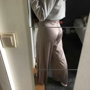  - Sjukt najs vida glansiga byxor, champangeaktiga i färgen, från Zara!! För korta för mig :( Aldrig använda!!