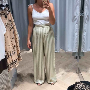  - Vida byxor med hög midja. Storlek 36. Priset inkluderar fraktkostnad. 