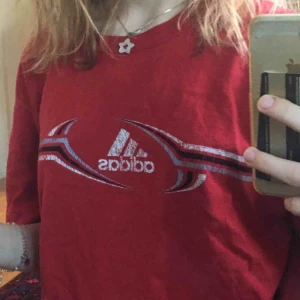  - superfin vintage röd adidas t shirt, oversized bra kvalitet men trycket är lite sprucket (andra bilden)