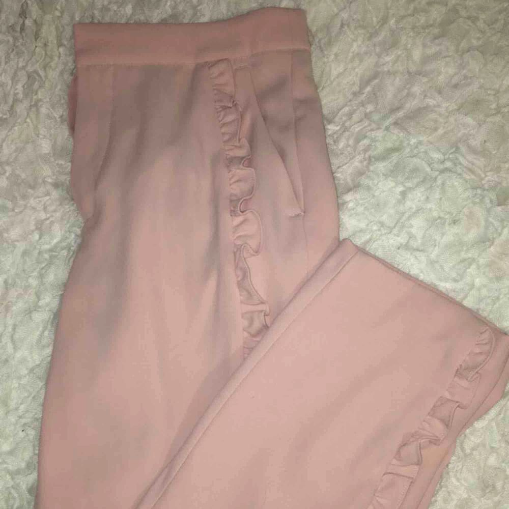 Sååå fina byxor från Zara i den finaste rosa färgen💕💕💕 Fått så mycket komplimanger för dessa!😍 Har volanger längs båda benen. Pga att dragkedjegrejjen lossnat säljs de så billigt. Lätt att laga ⭐️. Jeans & Byxor.