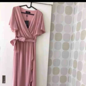  - Sister Point klänning som passar till Bröllp eller fest. Säljer den pga att jag är kort med 155cm 😬