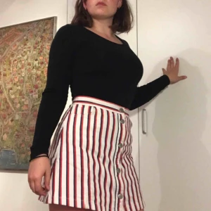  - Vit och röd/blå randig jeanskjol från monki i storlek 38. Använd ett fåtal gånger och är gott skick. Säljes pga att den inte kommer till användning. Kan mötas upp i Stockholm. Köpare står annars för frakt