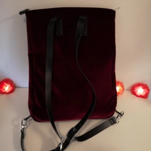  - Cool och unik ryggsäck från Monki, i superfint skick! Svår att ta bild på men är i vinrött velvettyg och med fuskläderremmar. Perfekt storlek för att ha en dator i! 