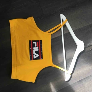  - FILA croptop stl M, 50kr Köparen står för ev frakt 🌟