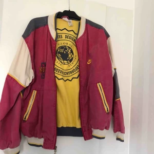  - Vintage Nike jacka från 70-talet säljer på grund av använder ej men den är riktigt jävla snygg och även varm!