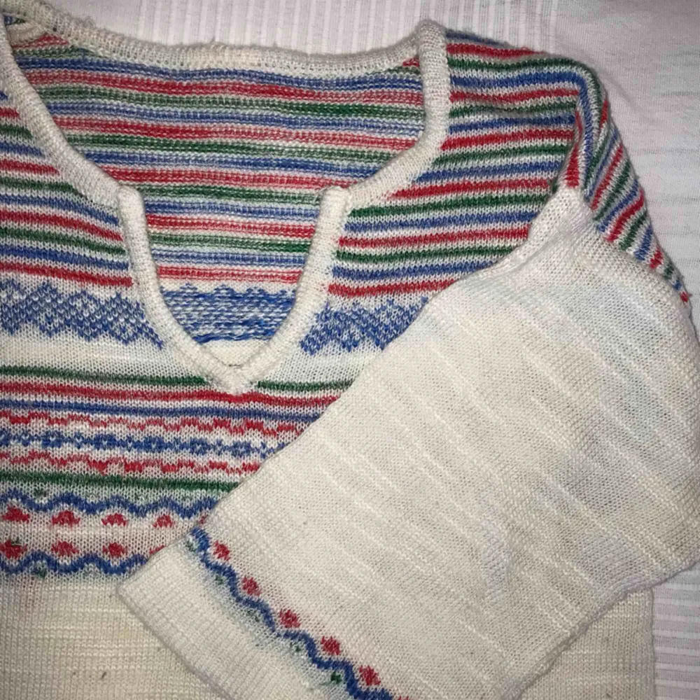 Väldigt fin vintage tröja med mönster på :-) okänt märke och ingen storlek, men uppskattningsvis small! Fraktkostnad tillkommer :-). Toppar.