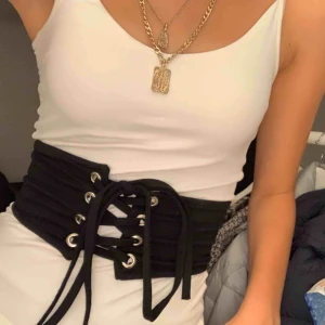  - Lös korsett som man kan styla svinsnyggt till större T-shirts osv!!! Knappt använd dock har metallen lossnat lite på ett hål men de är inget som syns eller förstör. (Bild3) säljer för 30kr+42kr frakt ❤️