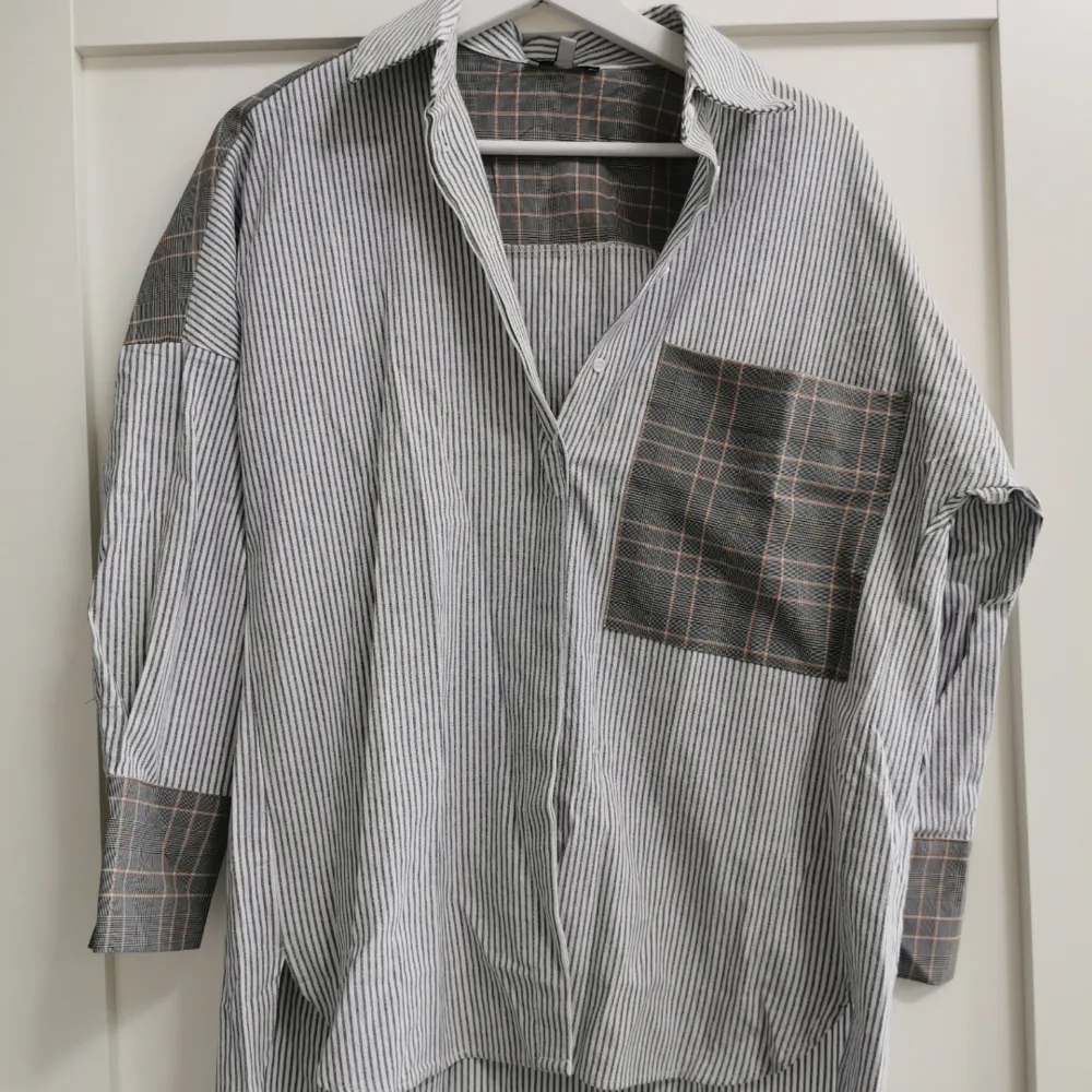 Ny oanvänd oversized skjorta från Fashionnova. Det är stl XS, passar dock S också. . Tröjor & Koftor.